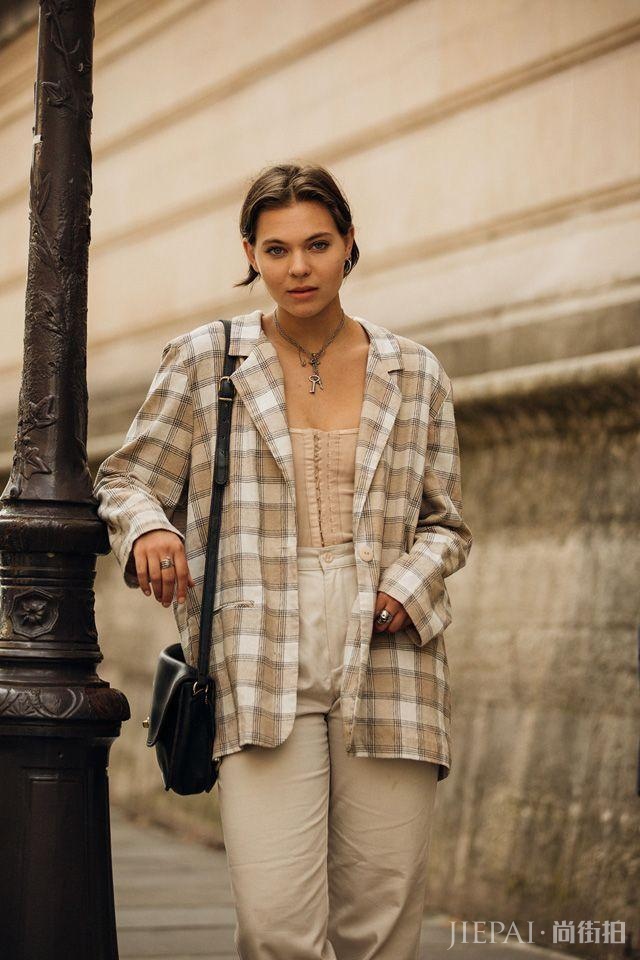 2020男装周场外街拍:女生穿男装,男人穿女装将是常态