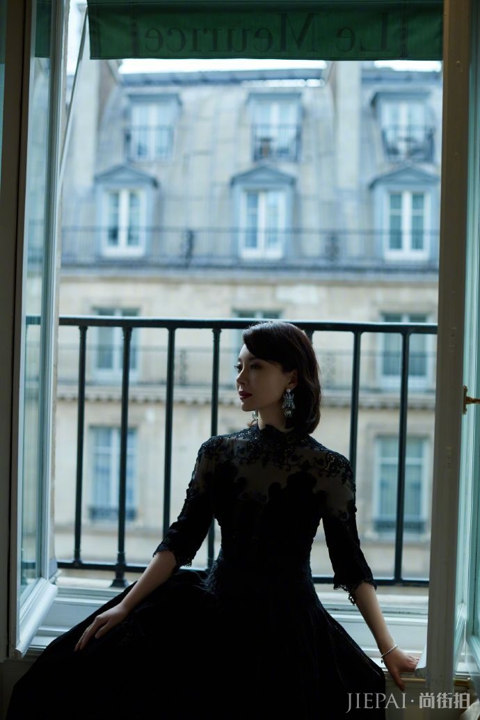 陈数晒蕾丝“黑天鹅”美照 越长越美