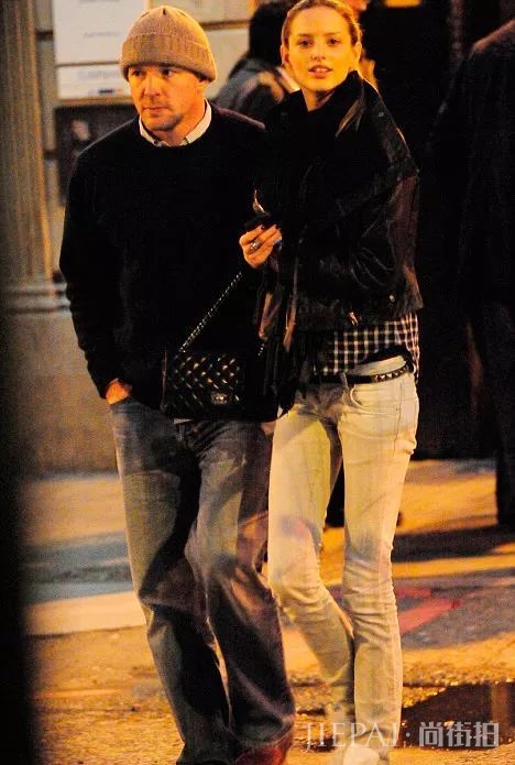 把刘雯圈成迷妹，长着大KK同款脸的她，才是维密的当家腰精！