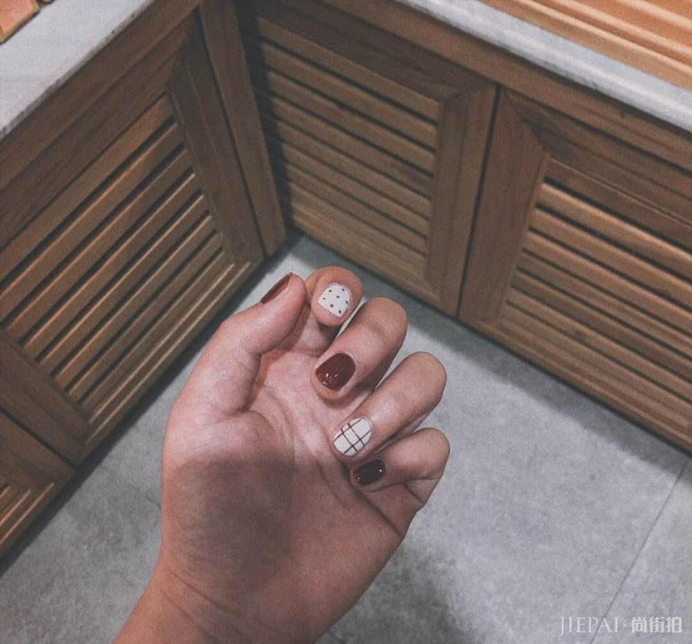 夏天除了穿搭还能怎么美?9种美甲让你美到指尖,清爽干净的感觉