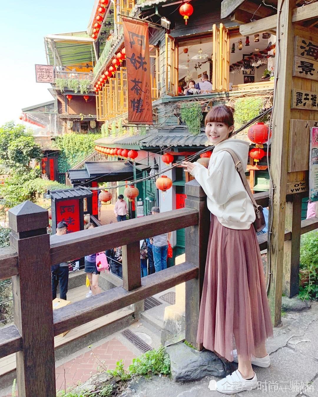 小白鞋搭配碎花和喇叭裤真的很帅气，显高还有女人味