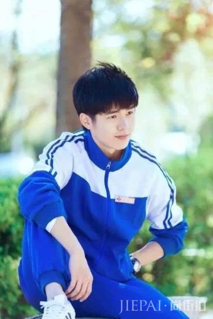 快30岁谭松韵靠丑哭的校服圈粉?百年前校服时尚又有民族特色