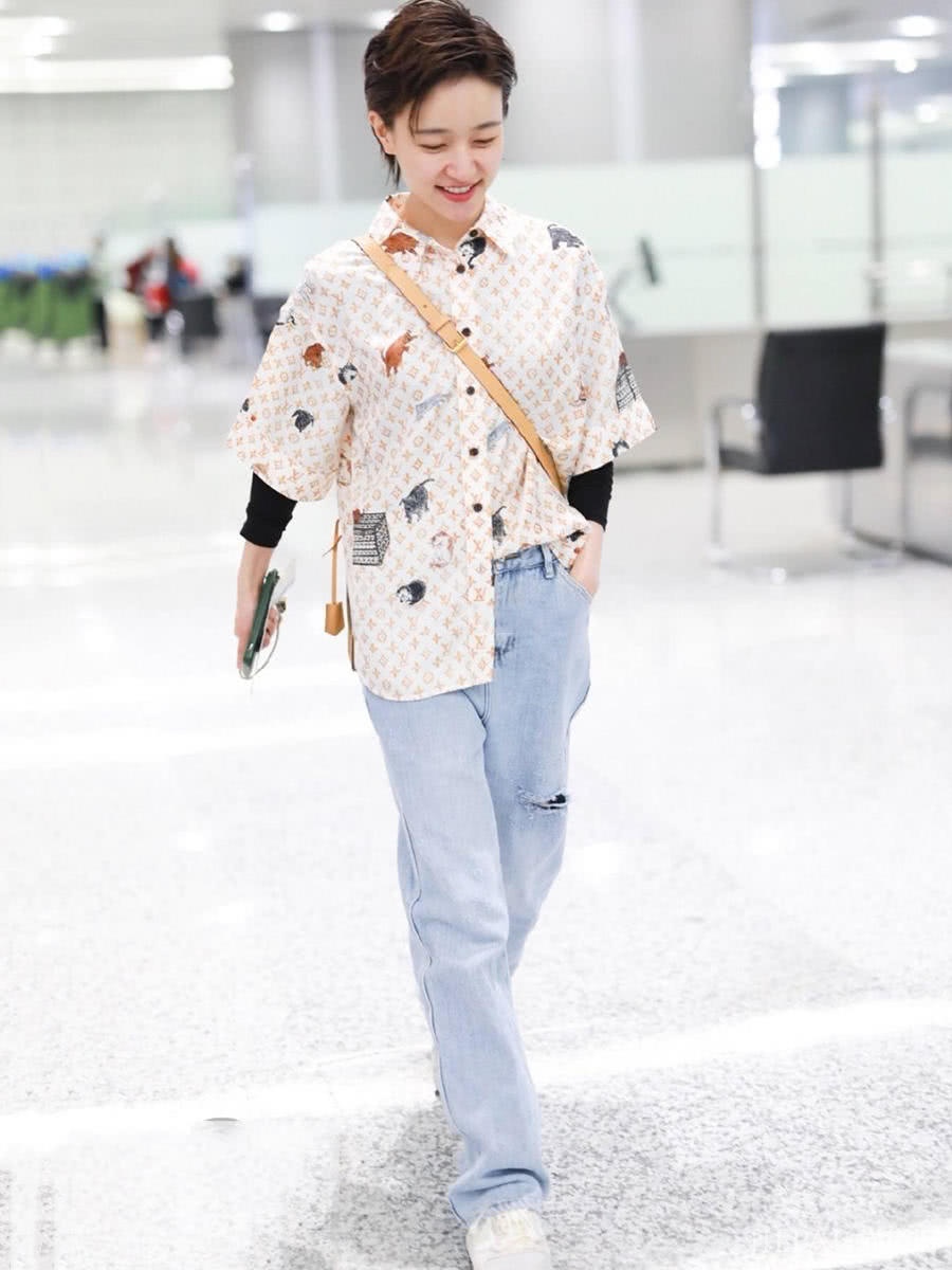 周雨彤晒游玩私服，叠穿紫色衬衫太美丽