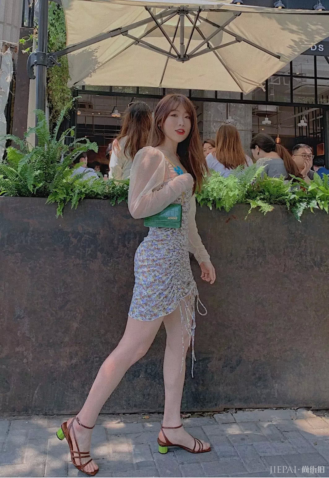 今年最火的细带凉鞋,怎么搭最好看都帮你们看好了