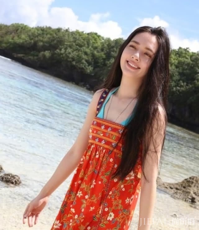 同样穿碎花裙,郭碧婷美似20岁,难怪能嫁入豪门!