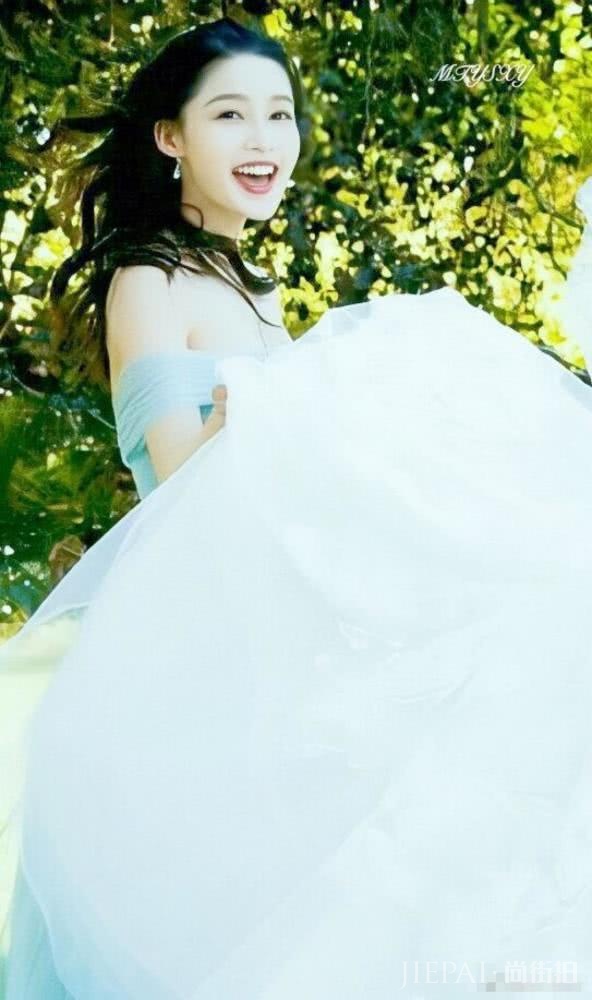 李沁当伴娘清新甜美,网友感叹都开始期待她当新娘了