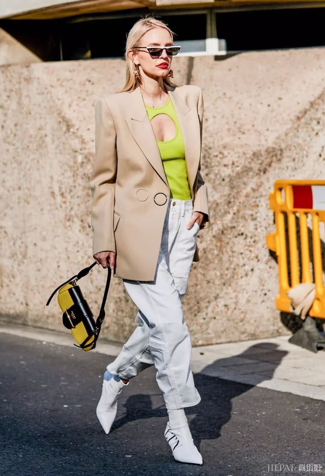 腰包2019年已经过时了，如今最火的It Bag是它！