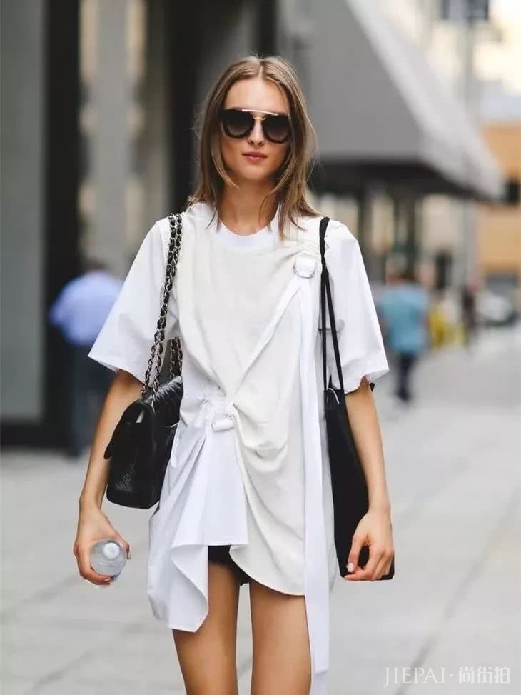 欧美街拍 今年夏天T恤这样穿又时尚还好看