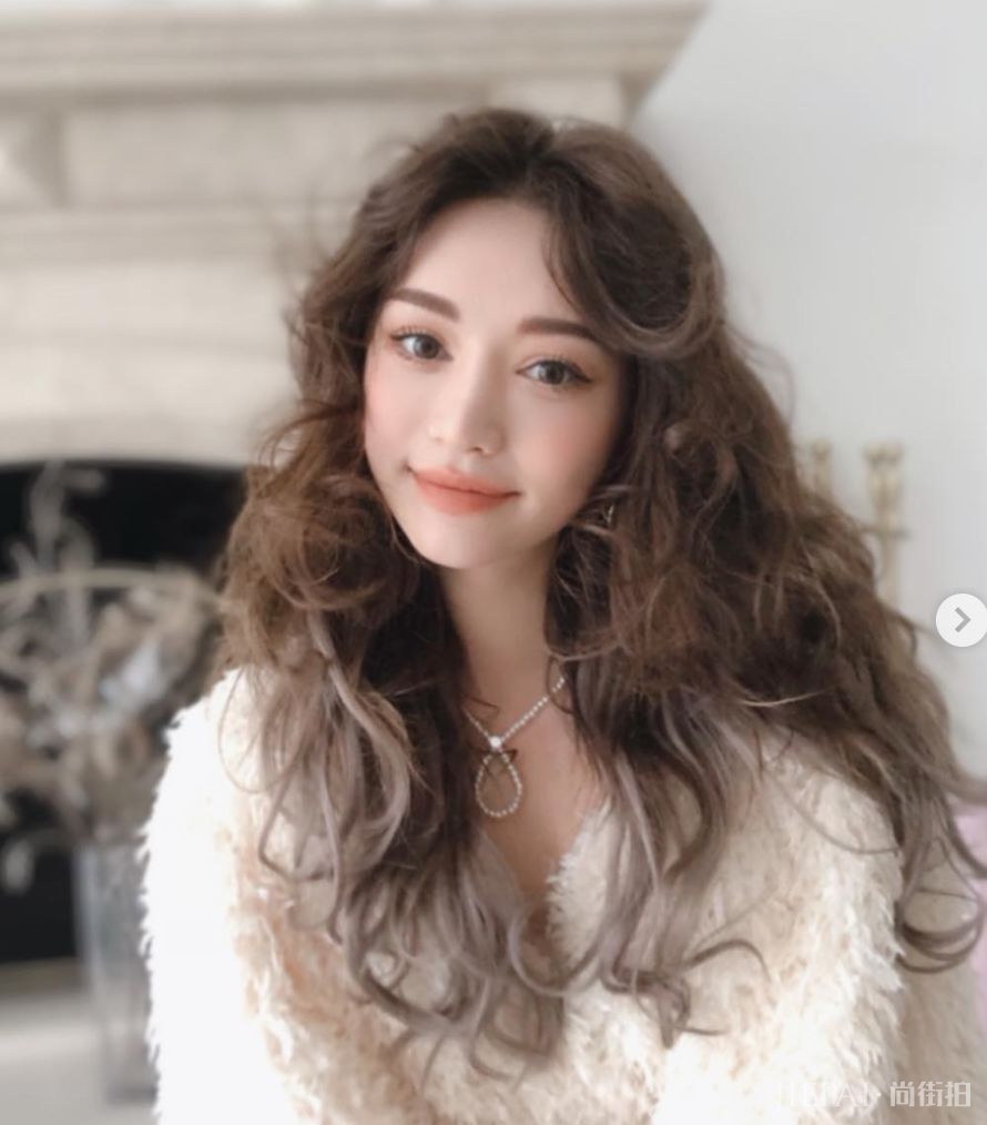 她是四小花旦里唯一没动过脸的,那比镰刀还细的山根是P出来的吗?