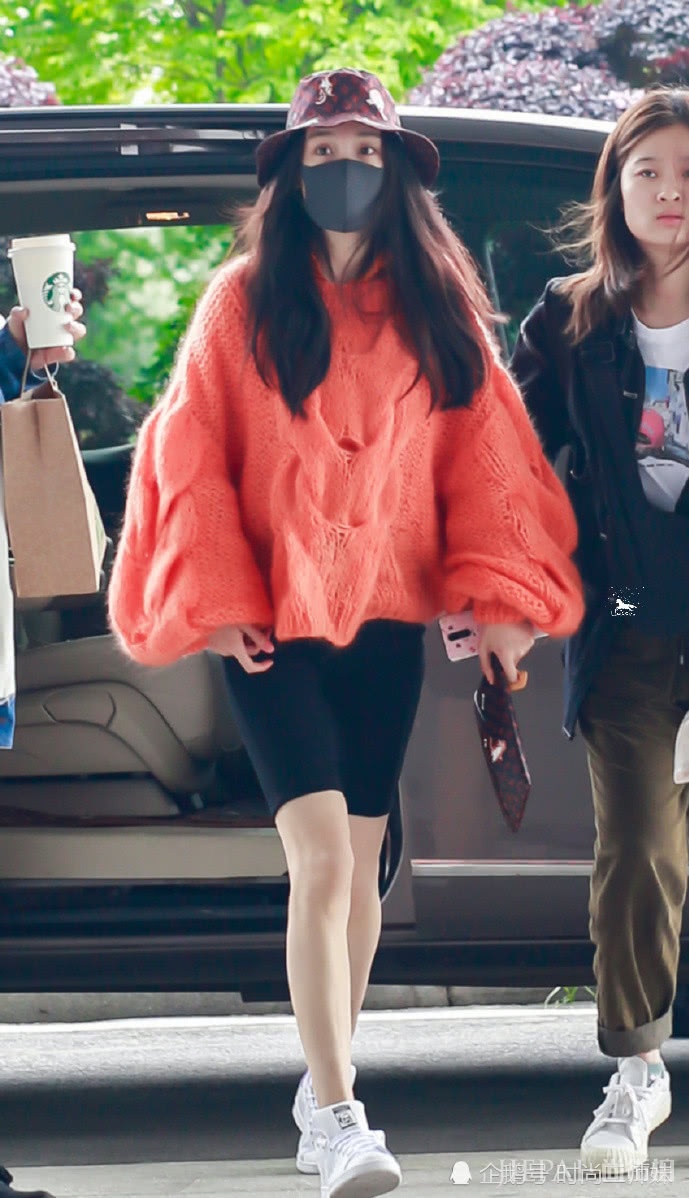 小白鞋搭配碎花和喇叭裤真的很帅气，显高还有女人味