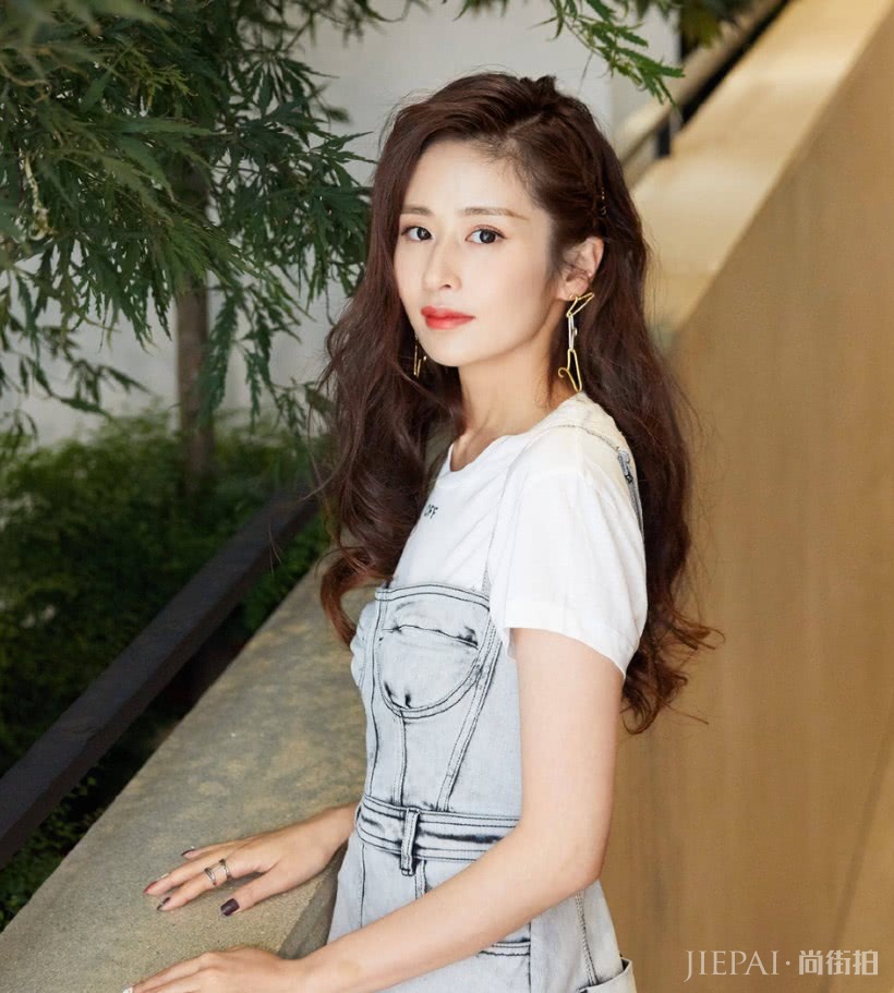 颖儿穿上今年超火的“空军一号”裙,美得像换了个人