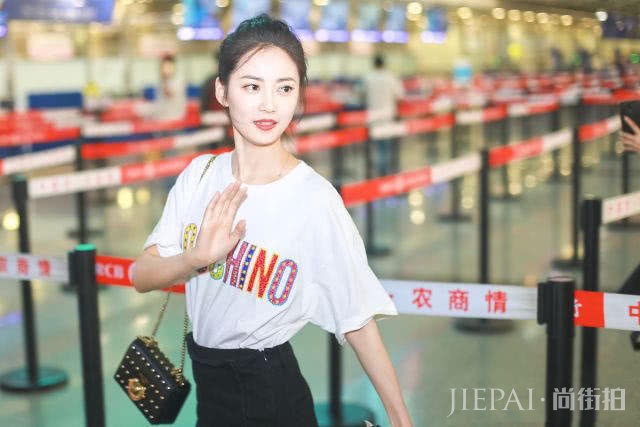 陈钰琪倒置半裙太好看!学生装清纯又有少女心