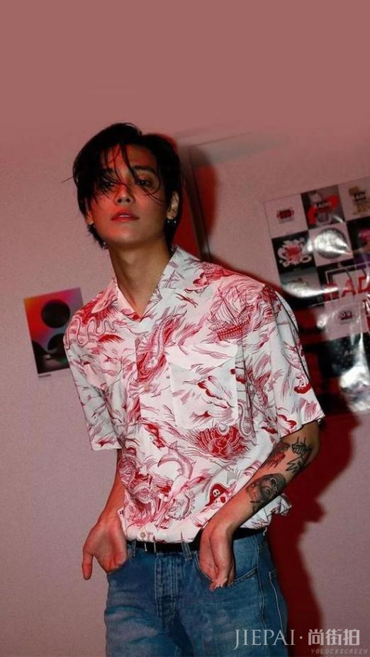 最新时尚风潮告诉你,衬衫都要穿花的