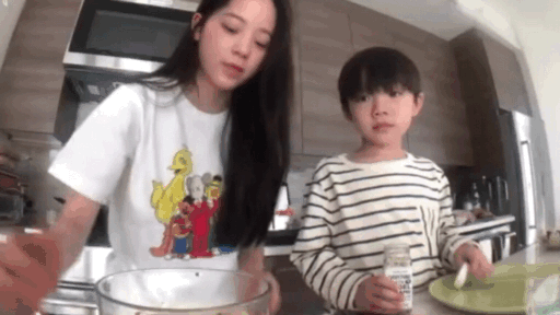 JENNIE、LISA都穿的这件内涵Tee,到底有多体面?