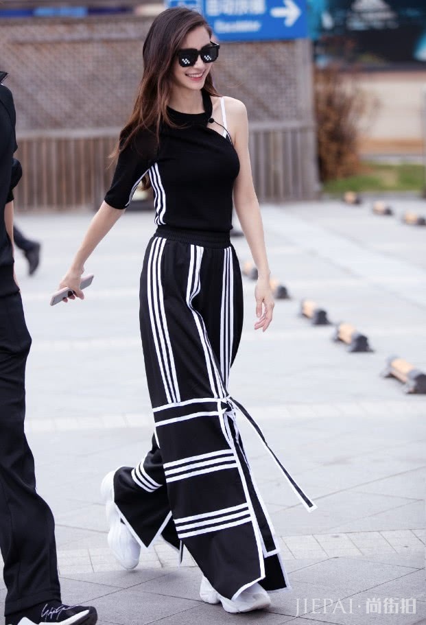 有一种裤子叫杨颖的“假裤子”,双腿并拢时很普通,分开太撩人