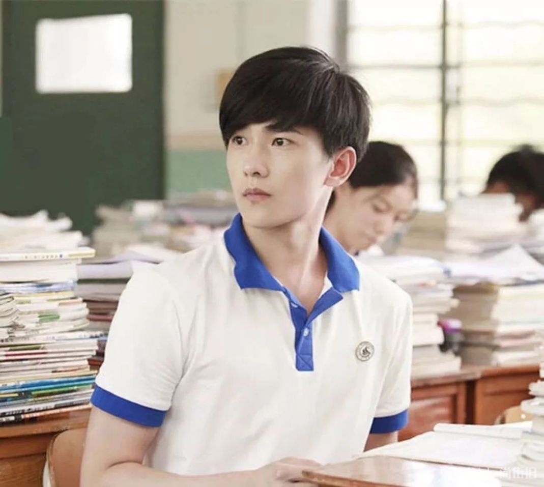 快30岁谭松韵靠丑哭的校服圈粉?百年前校服时尚又有民族特色