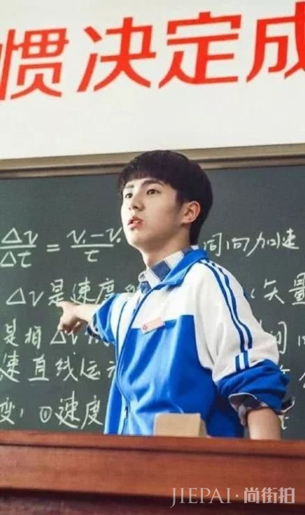 能下球场打球的余淮.