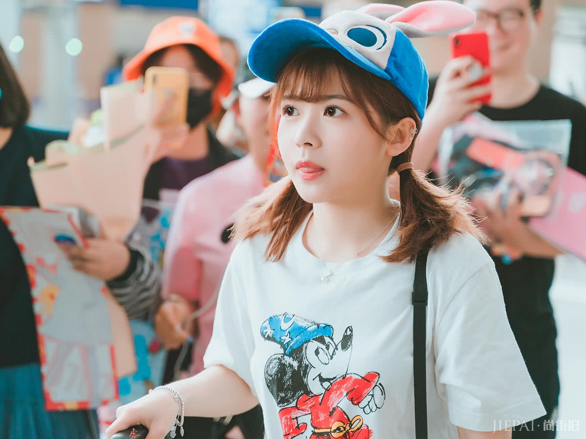 赖美云梳低扎双马尾搭戴兔儿帽,小个子太可爱了