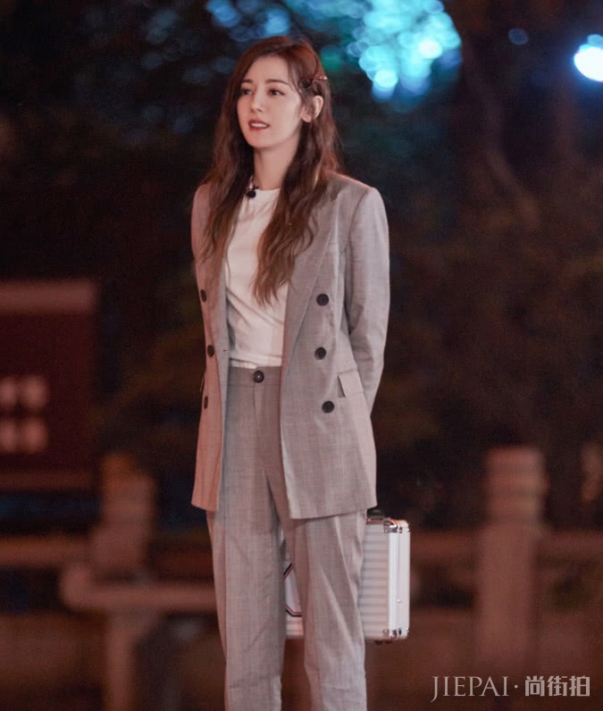 热巴穿高开叉礼裙走活动，微撩裙子却被淤青抢镜