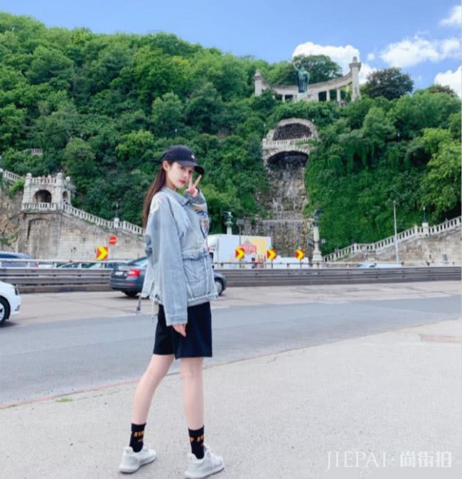 火箭少女傅菁穿格子裙超减龄,好身材遮不住