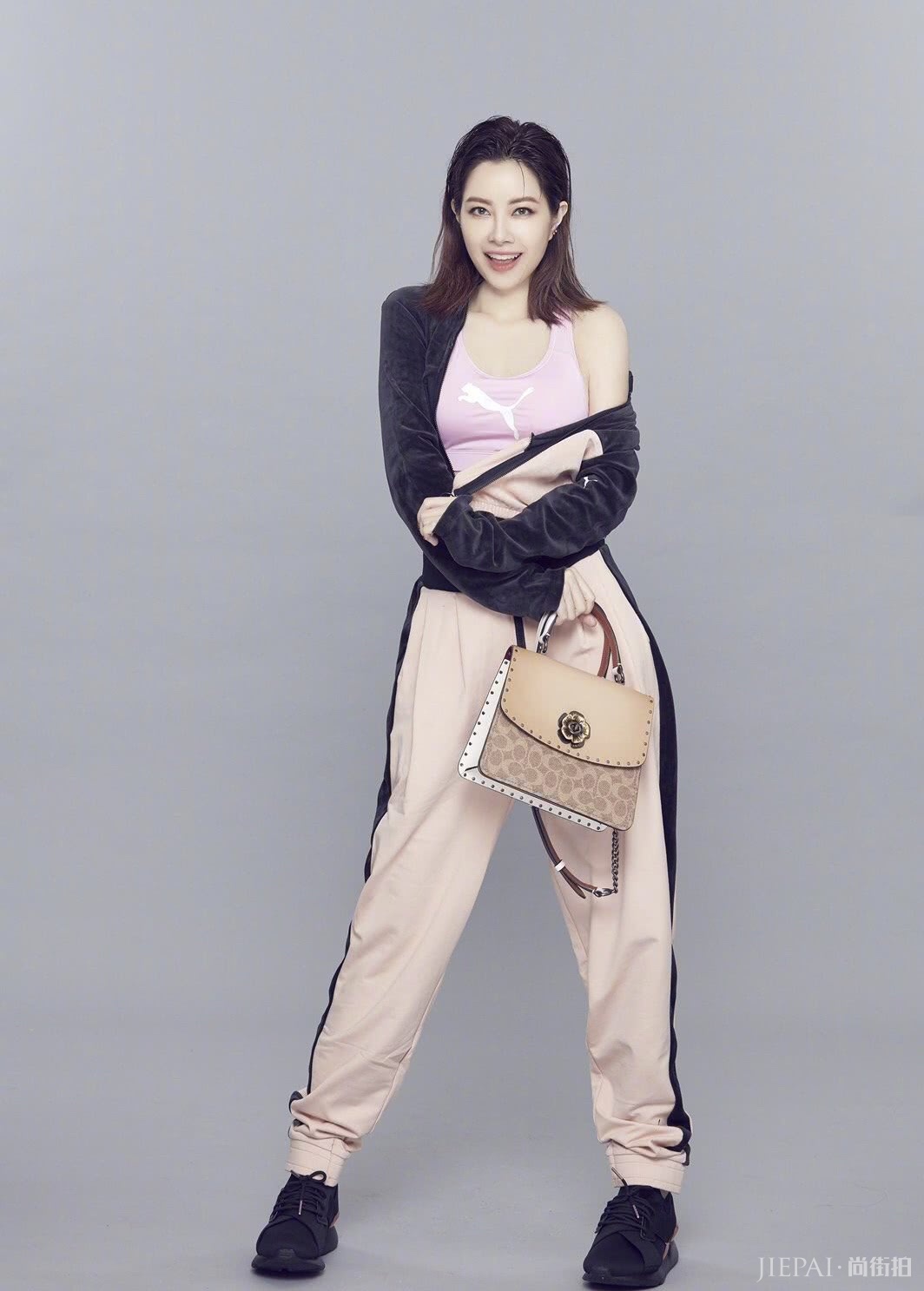 徐怀钰刘海配卫衣，新造型超年轻，看起来最多20岁