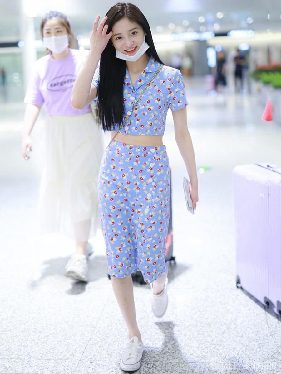 周洁琼穿“奶奶风”碎花裙秀小蛮腰，气质秒变清新