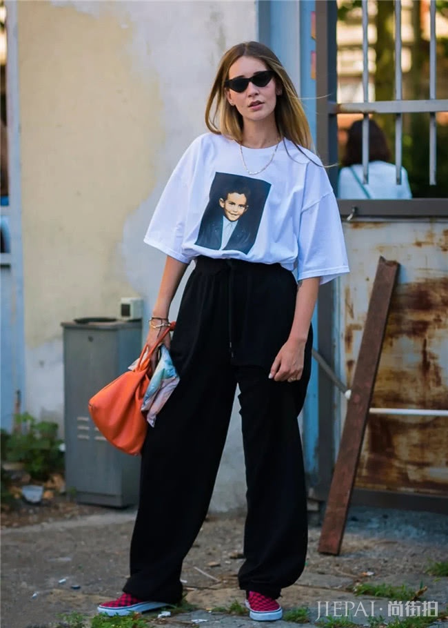 白色T恤搭阔腿裤，演绎夏季时尚浪漫