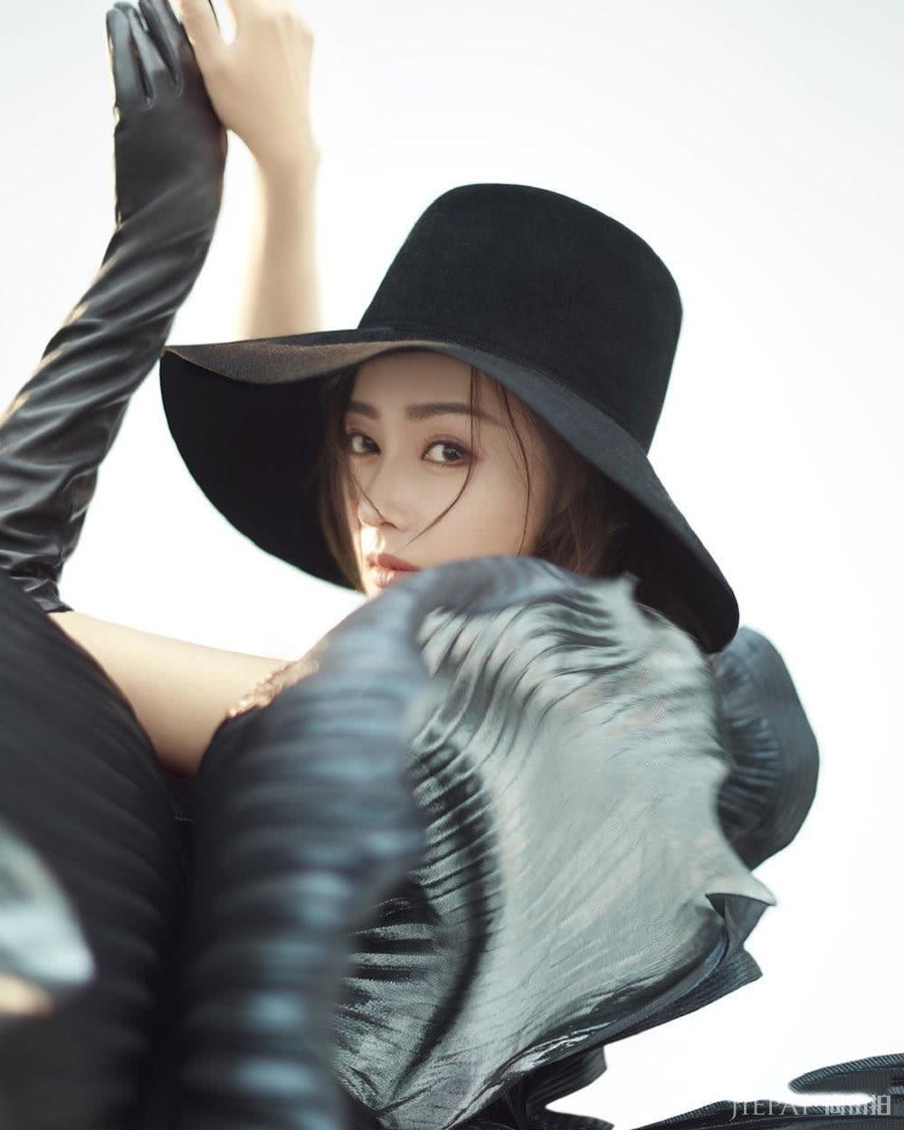 张天爱街拍 裹胸蕾丝炸翻机场!搭配实力真强大