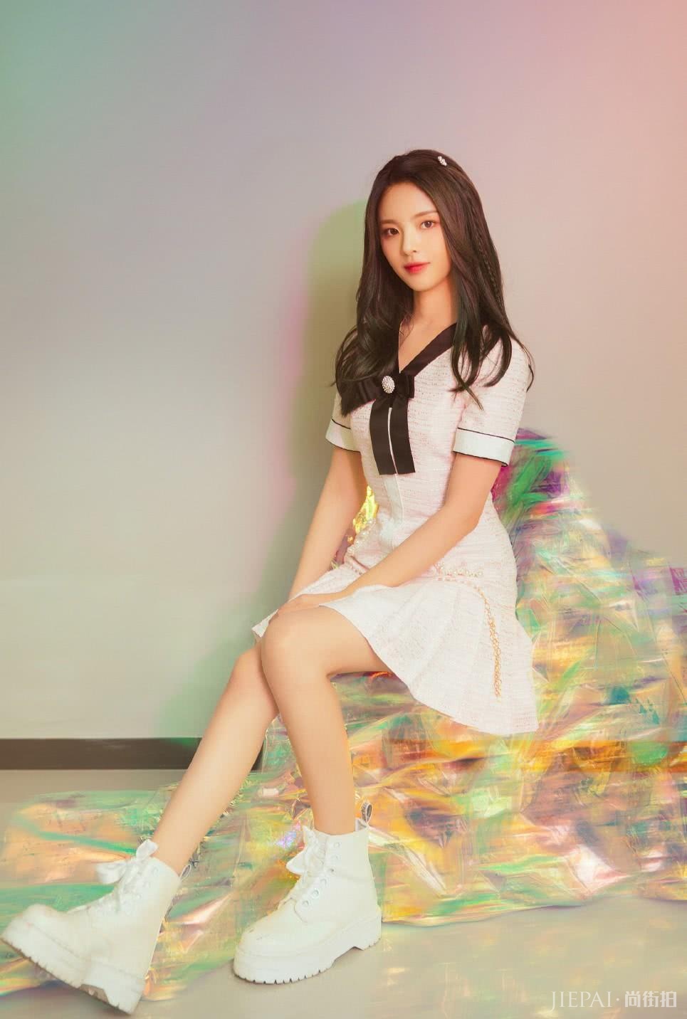 杨超越现身《创造营》,粉色连衣裙配厚底鞋,长发披肩美出新高度