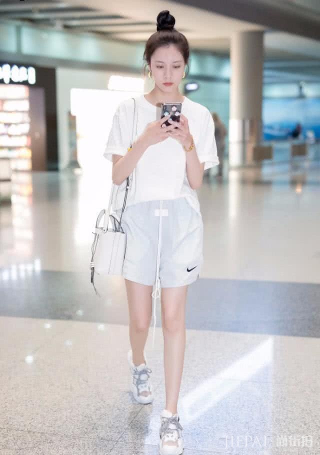 宋妍霏泡泡袖上衣搭配丸子头，把夏天的清爽展露无疑