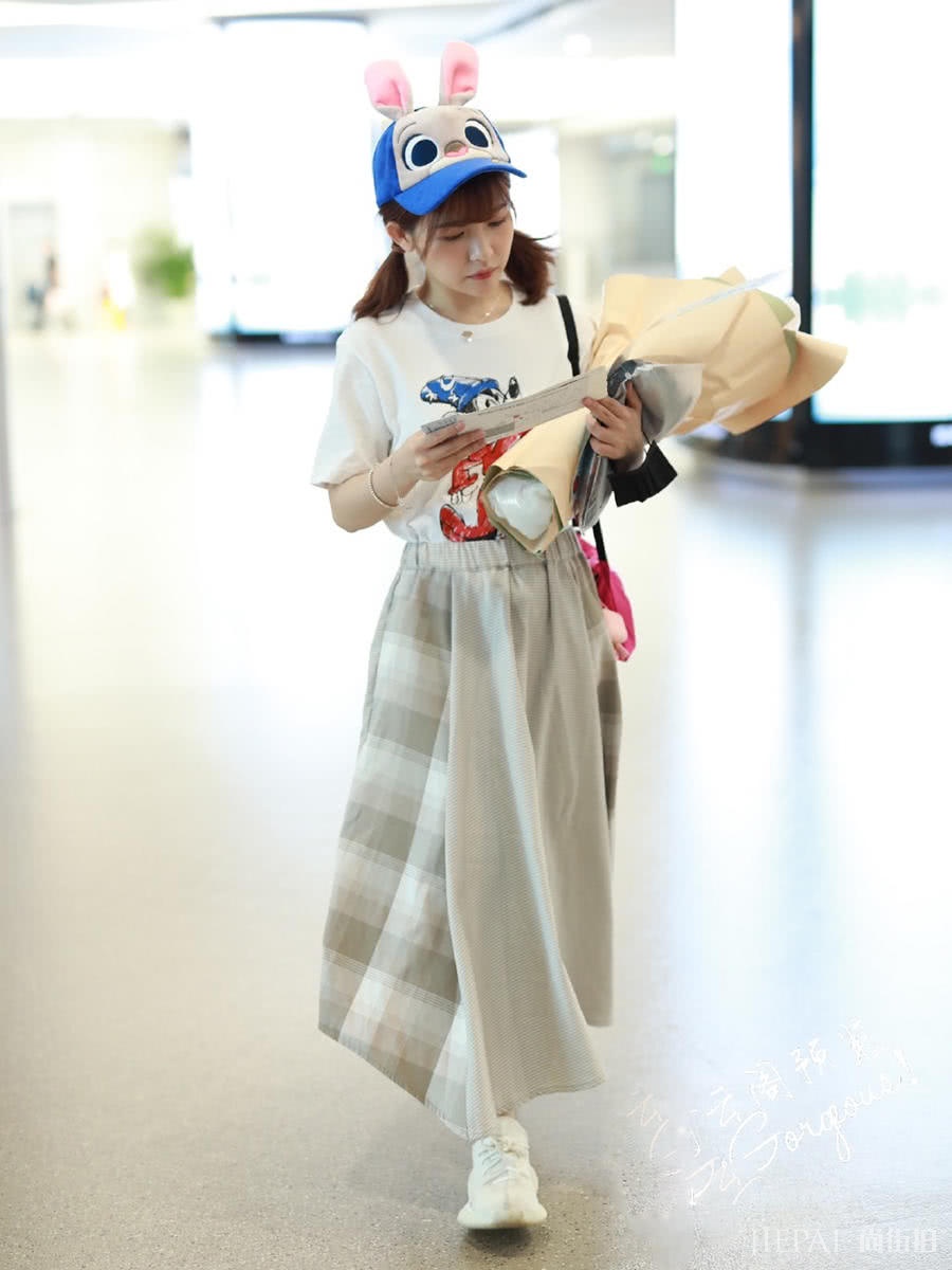 赖美云虽然只有153cm,但衣品了得,穿套装就能凹出大长腿