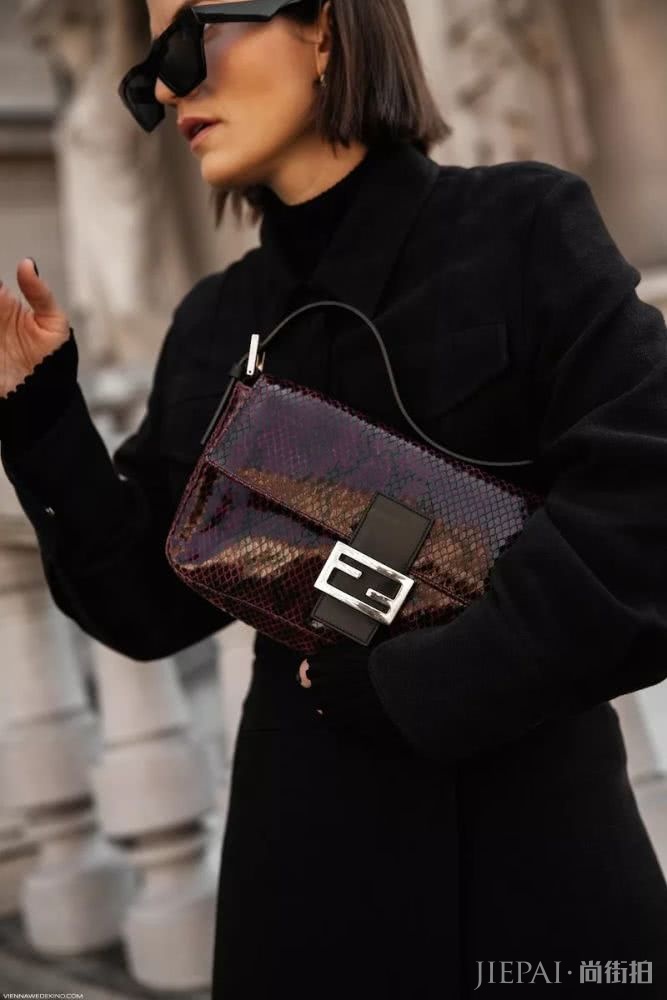 天气这么热,上街只缺一个腋下包了