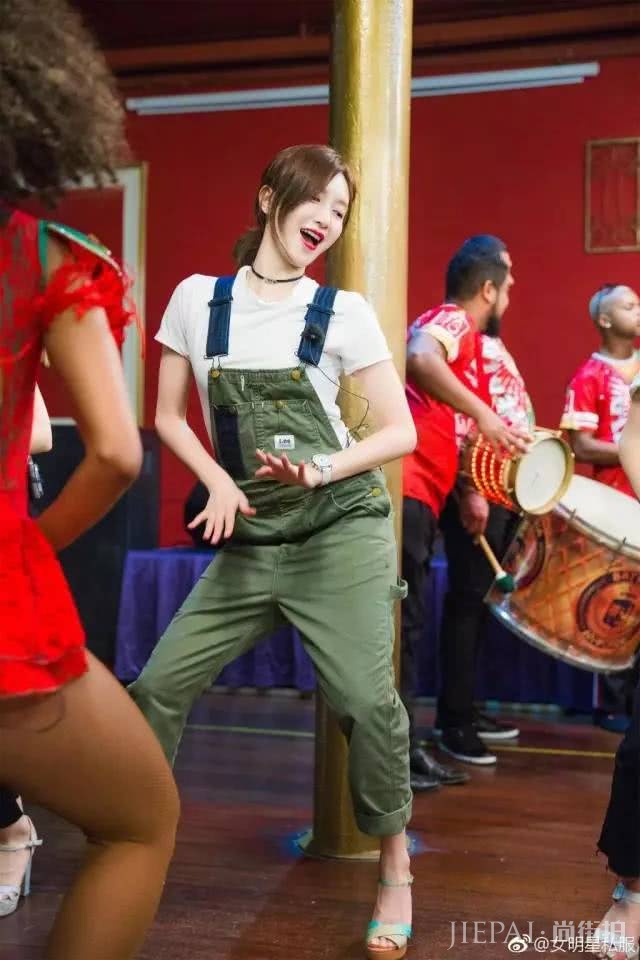 欧美街拍 穿衣打扮用2种颜色搭一起，让你美一整天