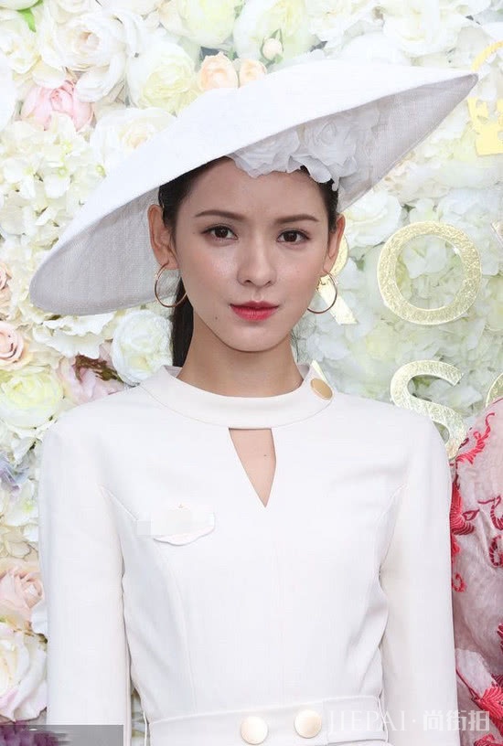 张予曦白礼服裙实力诠释东方美,这才是网红逆袭的典范