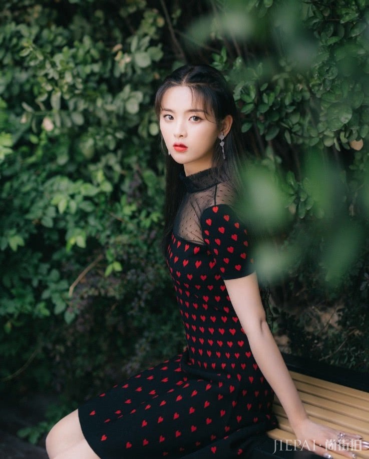 杨超越踩“3寸银莲鞋”拍写真，显腿细还有气场