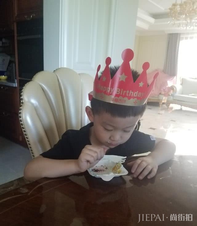 黄海冰晒照为5岁儿子庆生,小女儿罕见出镜,与包贝尔女儿神相似