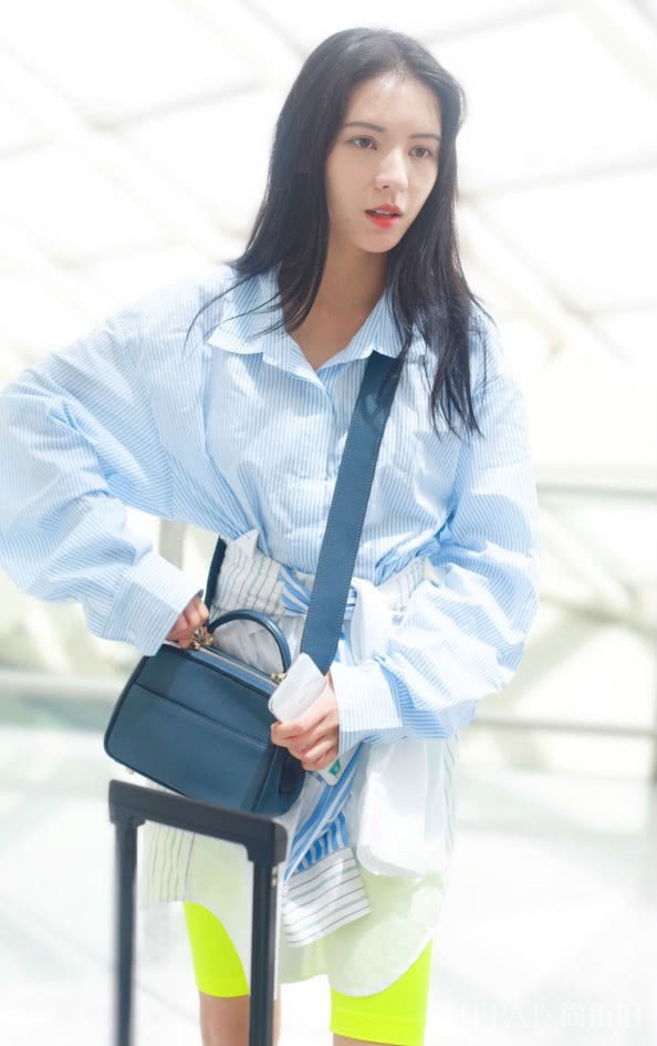 张予曦穿男友衬衫,机场街拍太性感
