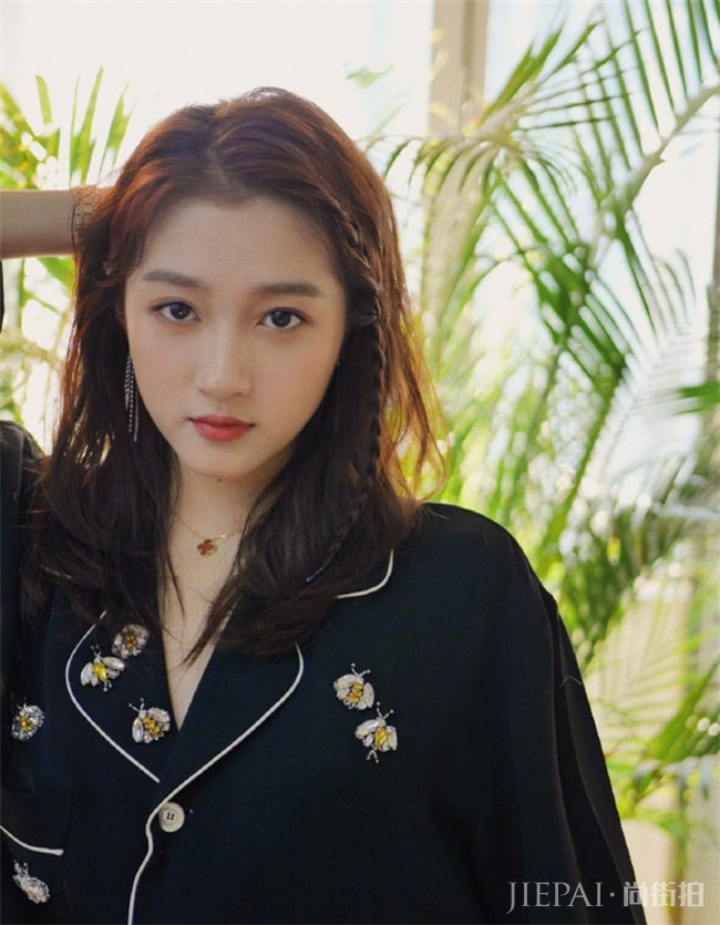 女人味十足的真丝衬衫,戚薇和李宣美穿同款,你pick谁?