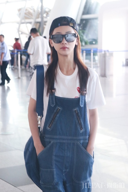 吴谨言反戴帽子身穿背带裤走机场,想打扮活泼点学她这样穿就对了