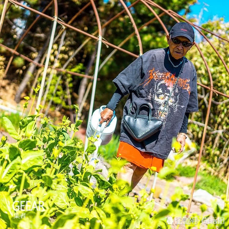 退休老师秒变潮人：这位一身潮牌的84岁日本时尚老爷爷