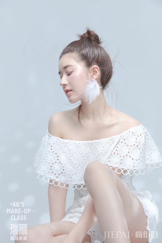 赵露思解锁杂志大片 纯白浪漫宛若芭蕾仙子