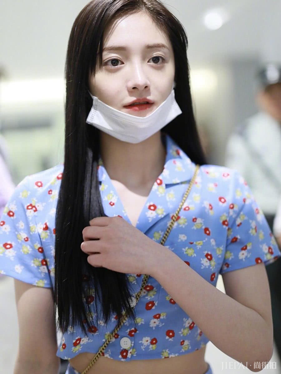 周洁琼穿“奶奶风”碎花裙秀小蛮腰，气质秒变清新