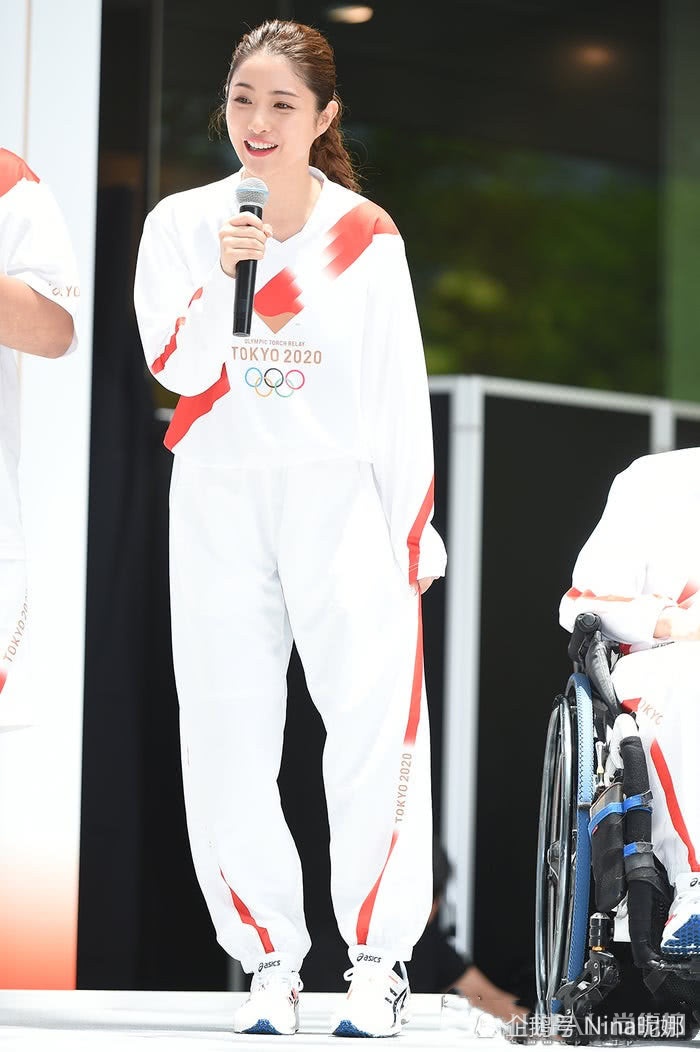 石原里美为奥运火炬大使出席活动,麻花辫运动装元气满满
