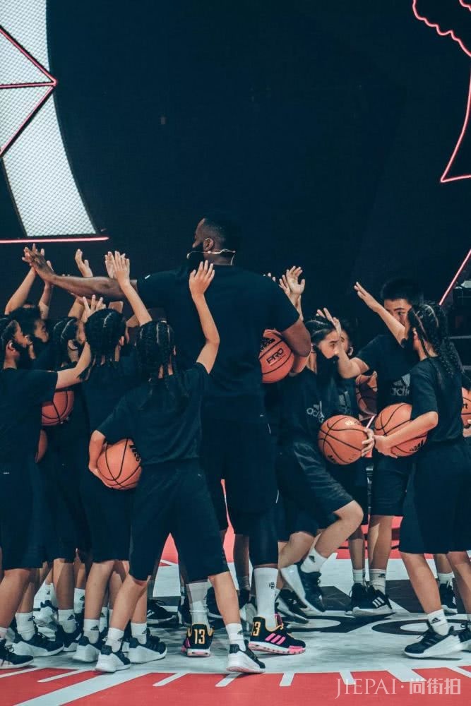 同样是透明匡威，或许它比 Virgil 那双更好看？