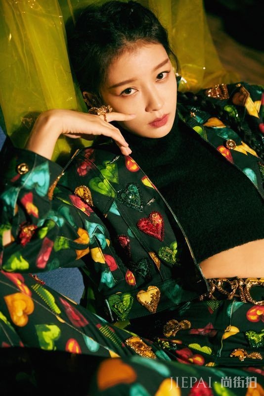 孙怡最新麻花辫造型珠光宝气流光溢彩,超酷