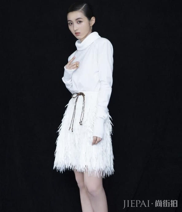 张子枫一袭纱裙亮相红毯,发型却成灾难