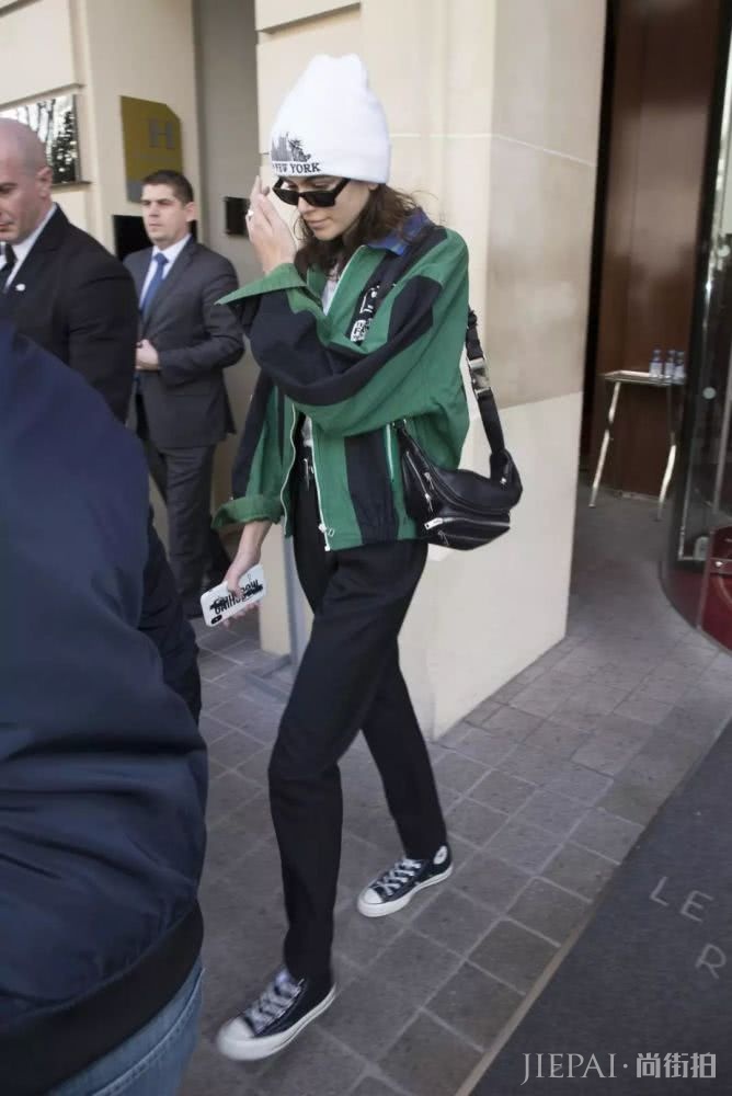 天气这么热,上街只缺一个腋下包了