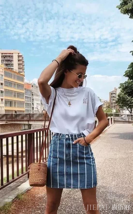 欧美街拍 今年夏天T恤这样穿又时尚还好看