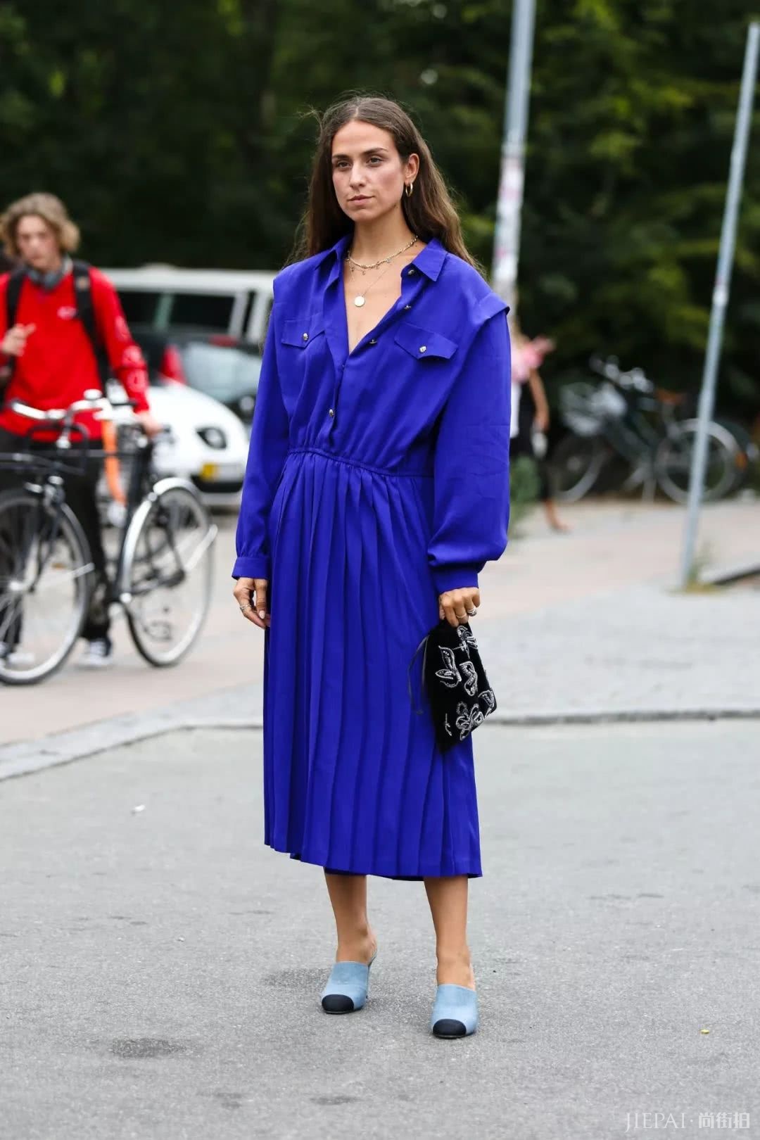 衬衫搭配大裙摆显高还显瘦,气质满分