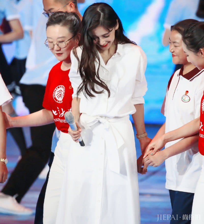 有一种裤子叫杨颖的“假裤子”,双腿并拢时很普通,分开太撩人